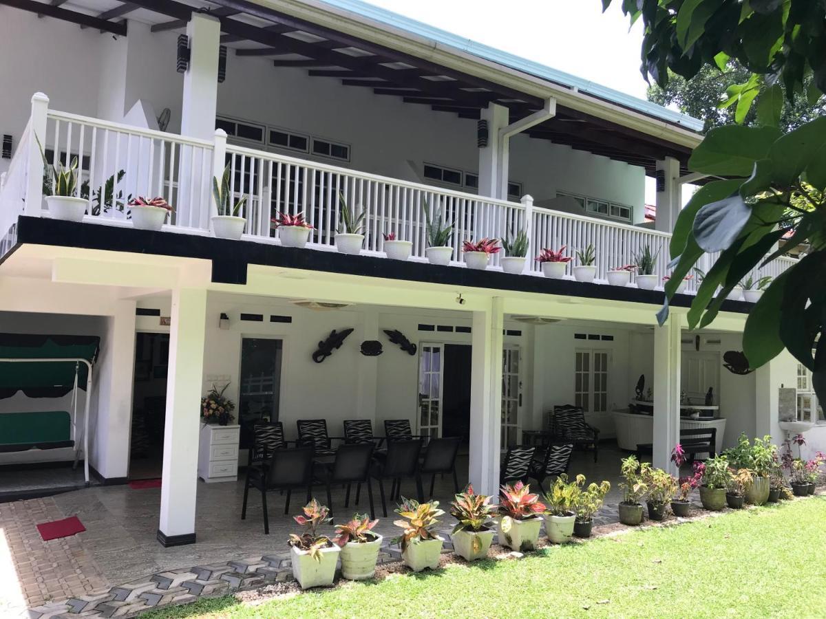 Dumi's Shelter Home Stay Colombo Exterior foto